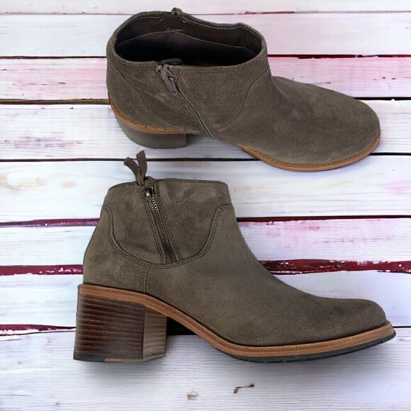 Clarks Clarkdale Dawn Taupe Suede Side Zip Heeled Ankle Boots Women's Size 10 - Picture 1 of 9
